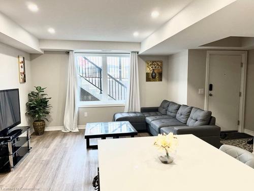 257 Chapel Hill Drive, Kitchener, ON - Indoor Photo Showing Living Room