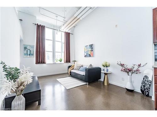 224-410 King Street W, Kitchener, ON - Indoor Photo Showing Living Room