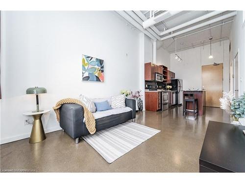 224-410 King Street W, Kitchener, ON - Indoor Photo Showing Living Room