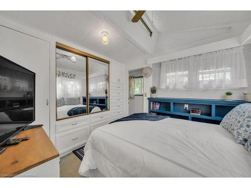 9-580 Beaver Creek Road, Waterloo, ON - Indoor Photo Showing Bedroom