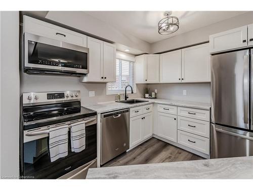 19 Doll Court, Kitchener, ON - Indoor Photo Showing Kitchen