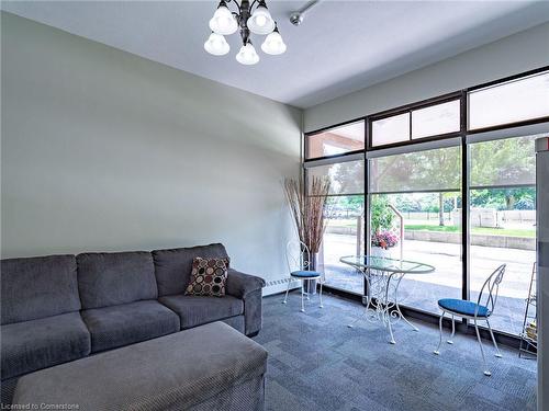 701-1950 Main Street W, Hamilton, ON - Indoor Photo Showing Living Room