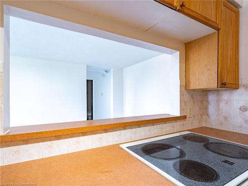 701-1950 Main Street W, Hamilton, ON - Indoor Photo Showing Kitchen