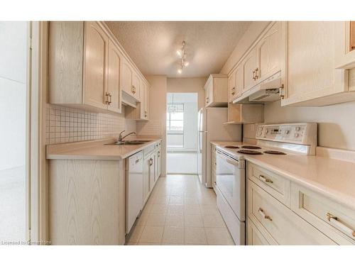 508-225 Harvard Place, Waterloo, ON - Indoor Photo Showing Kitchen With Double Sink