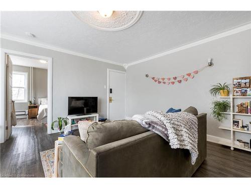 100 & 104 Margaret Avenue, Kitchener, ON - Indoor Photo Showing Living Room