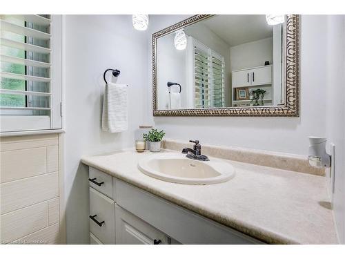 49 Vardon Avenue, Cambridge, ON - Indoor Photo Showing Bathroom