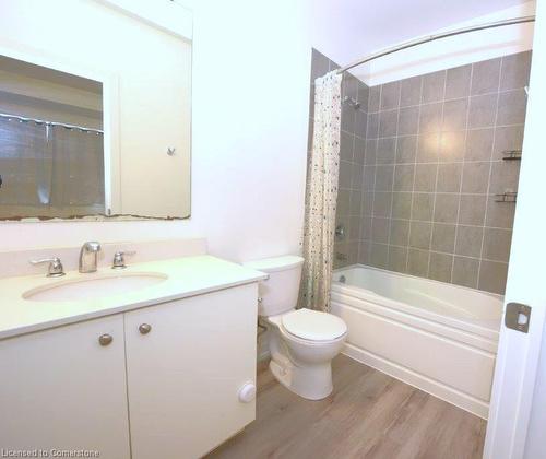 102-247 Northfield Drive E, Waterloo, ON - Indoor Photo Showing Bathroom