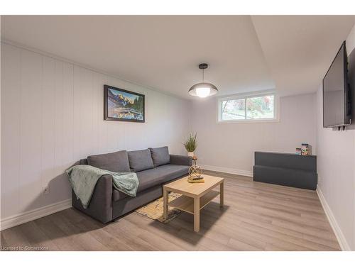 Lower-143 Coach Hill Drive, Kitchener, ON - Indoor Photo Showing Living Room