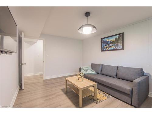 Lower-143 Coach Hill Drive, Kitchener, ON - Indoor Photo Showing Living Room