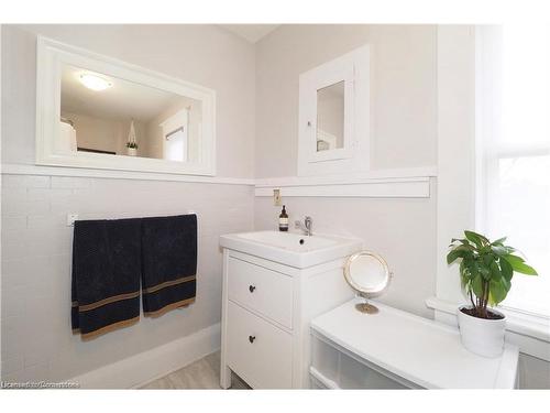 134 Brubacher Street, Kitchener, ON - Indoor Photo Showing Bathroom