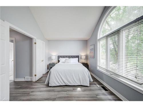 276 South Leaksdale Circle, London, ON - Indoor Photo Showing Bedroom