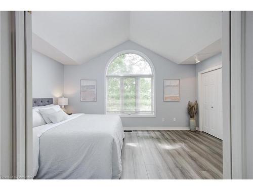 276 South Leaksdale Circle, London, ON - Indoor Photo Showing Bedroom