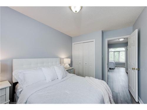 276 South Leaksdale Circle, London, ON - Indoor Photo Showing Bedroom