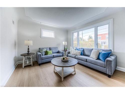 35 Guelph Street, Kitchener, ON - Indoor Photo Showing Living Room