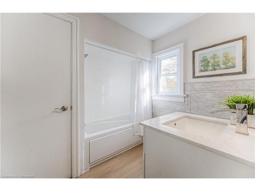 35 Guelph Street, Kitchener, ON - Indoor Photo Showing Bathroom