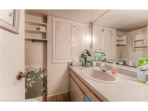 22 Ezra Avenue, Waterloo, ON - Indoor Photo Showing Bathroom