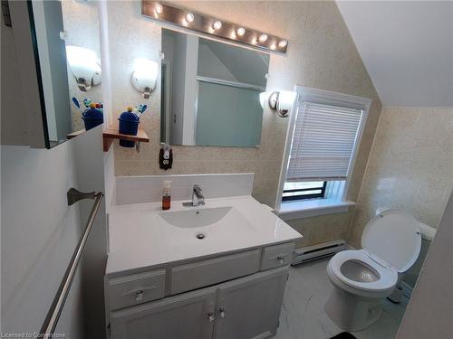 51 Cedar Street N, Kitchener, ON - Indoor Photo Showing Bathroom