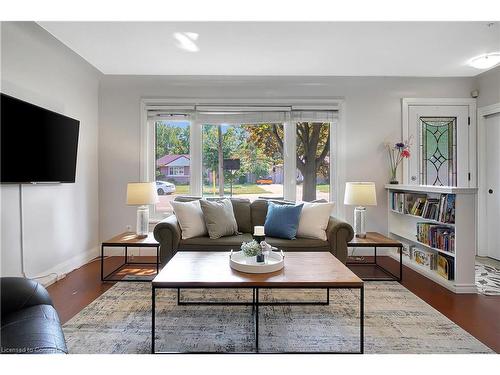 51 Southmoor Drive, Kitchener, ON - Indoor Photo Showing Living Room