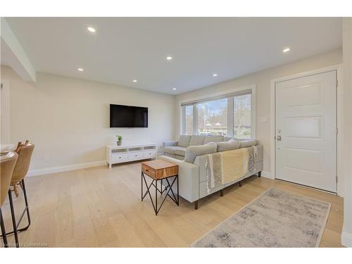 151 Ellis Crescent S, Waterloo, ON - Indoor Photo Showing Living Room