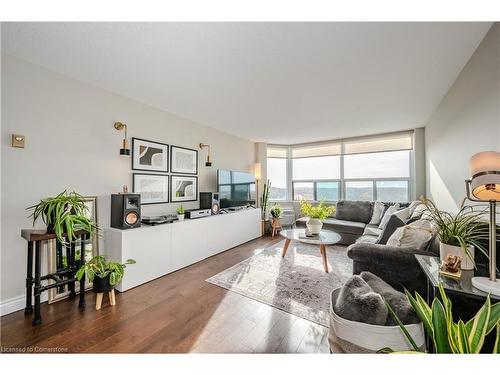 1006-55 Green Valley Drive, Kitchener, ON - Indoor Photo Showing Living Room