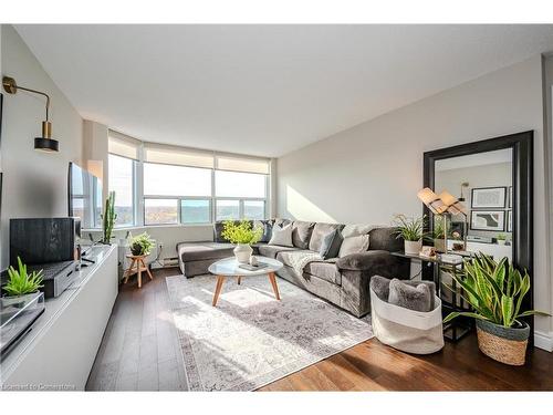 1006-55 Green Valley Drive, Kitchener, ON - Indoor Photo Showing Living Room