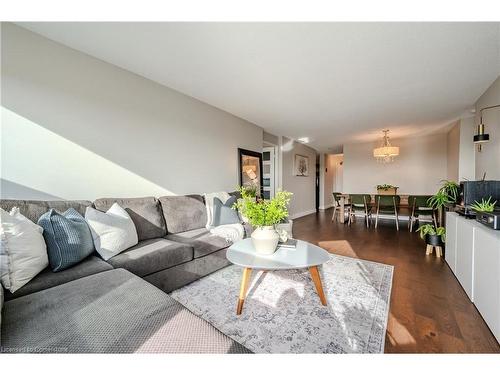 1006-55 Green Valley Drive, Kitchener, ON - Indoor Photo Showing Living Room