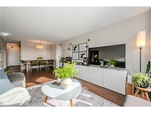 1006-55 Green Valley Drive, Kitchener, ON - Indoor Photo Showing Living Room