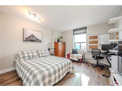 1006-55 Green Valley Drive, Kitchener, ON - Indoor Photo Showing Bedroom