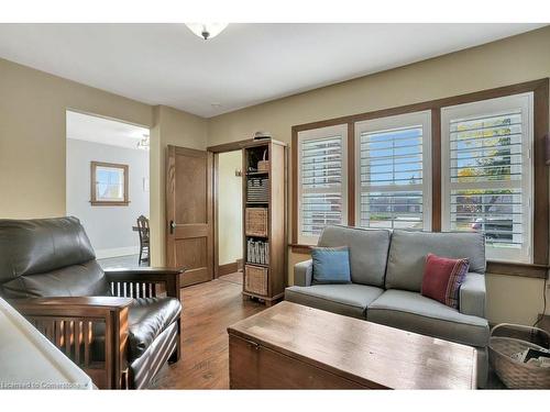 15 Parkside Drive, Brantford, ON - Indoor Photo Showing Living Room