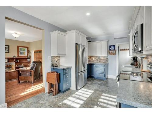 15 Parkside Drive, Brantford, ON - Indoor Photo Showing Kitchen