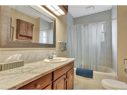 15 Parkside Drive, Brantford, ON - Indoor Photo Showing Bathroom