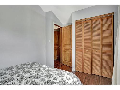 15 Parkside Drive, Brantford, ON - Indoor Photo Showing Bedroom