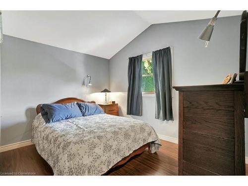 15 Parkside Drive, Brantford, ON - Indoor Photo Showing Bedroom