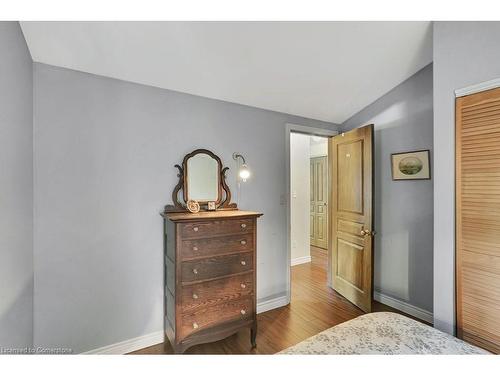 15 Parkside Drive, Brantford, ON - Indoor Photo Showing Bedroom