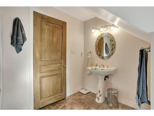 15 Parkside Drive, Brantford, ON - Indoor Photo Showing Bathroom