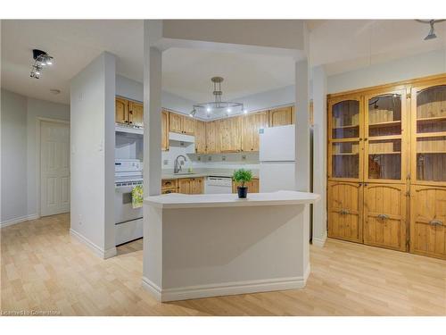 25-3085 Kingsway Drive, Kitchener, ON - Indoor Photo Showing Kitchen