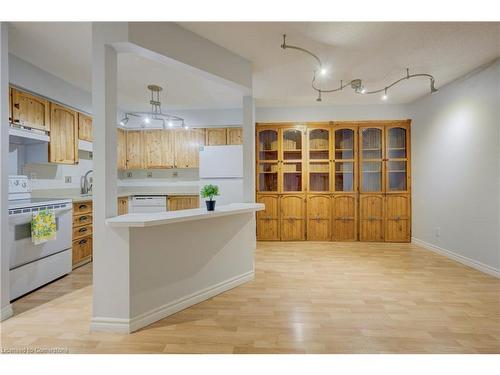 25-3085 Kingsway Drive, Kitchener, ON - Indoor Photo Showing Kitchen