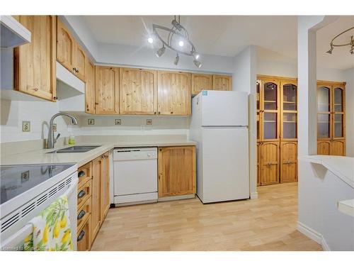 25-3085 Kingsway Drive, Kitchener, ON - Indoor Photo Showing Kitchen With Double Sink