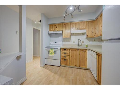 25-3085 Kingsway Drive, Kitchener, ON - Indoor Photo Showing Kitchen