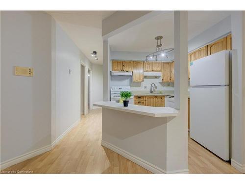 25-3085 Kingsway Drive, Kitchener, ON - Indoor Photo Showing Kitchen