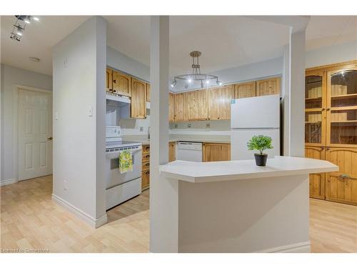 25-3085 Kingsway Drive, Kitchener, ON - Indoor Photo Showing Kitchen