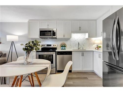 30A-1989 Ottawa Street S, Kitchener, ON - Indoor Photo Showing Kitchen With Upgraded Kitchen