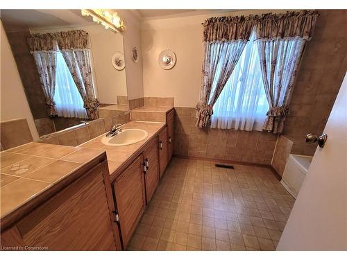 111 Riverbank Drive N, Cambridge, ON - Indoor Photo Showing Bathroom