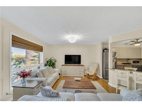 21-3085 Kingsway Drive, Kitchener, ON - Indoor Photo Showing Living Room