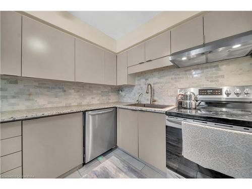 21-3085 Kingsway Drive, Kitchener, ON - Indoor Photo Showing Kitchen