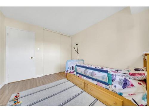 21-3085 Kingsway Drive, Kitchener, ON - Indoor Photo Showing Bedroom