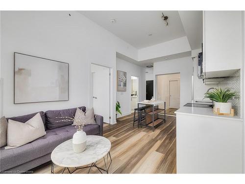 211-5 Wellington Street S, Kitchener, ON - Indoor Photo Showing Living Room