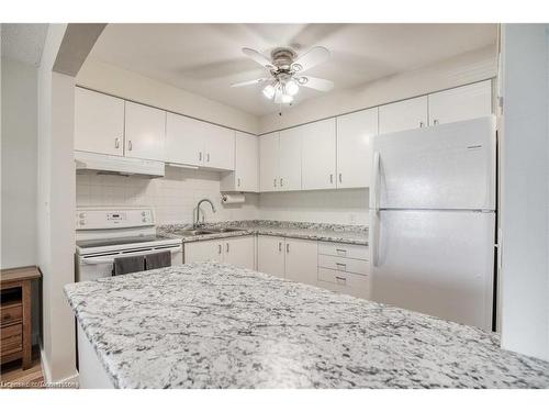 211-30 Hugo Crescent, Kitchener, ON - Indoor Photo Showing Kitchen