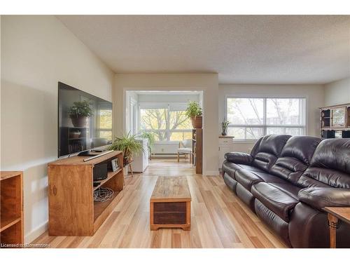 211-30 Hugo Crescent, Kitchener, ON - Indoor Photo Showing Living Room