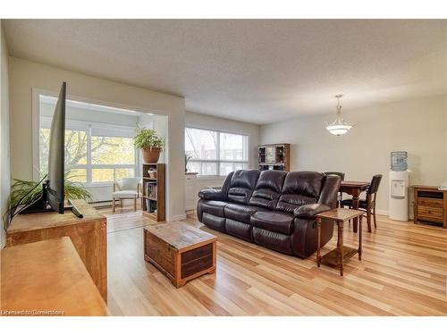 211-30 Hugo Crescent, Kitchener, ON - Indoor Photo Showing Living Room